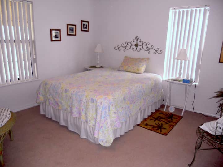 Კიდევ ერთი საწოლი სანიბელის კუნძულის ოთახში. Ღამის მაგიდაზე და ჭერის ვენტილატორზე მოწყობილია სპა ‑ ხმის აპარატი.