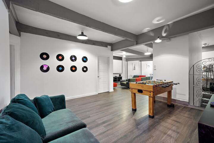 Huge Stylish w/projector & baby ft 6BR Sleeps 22 gallery image 3