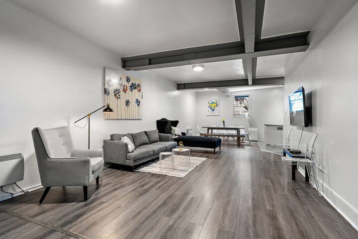 Huge Stylish w/projector & baby ft 6BR Sleeps 22 gallery image 4