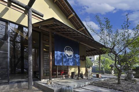 Limited to one group per day, a traditional Japanese ryokan "Kananatami" blending into the scenery o