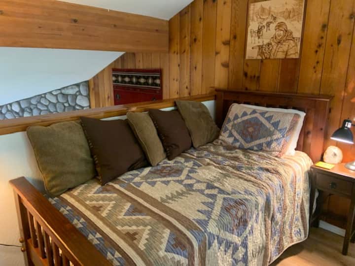 Krevat dopio në dhomën e loftit (w/banjë private e kompletuar)