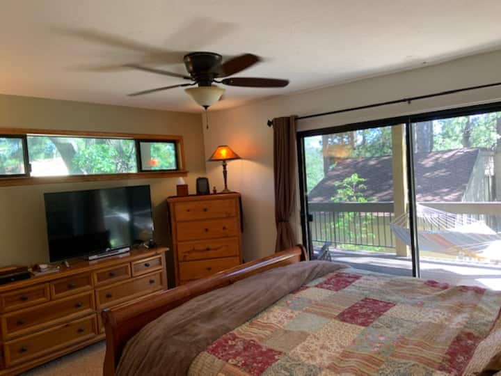 Dhoma kryesore e gjumit me krevat Cal King, televizor i madh dhe tavolinë e palosshme