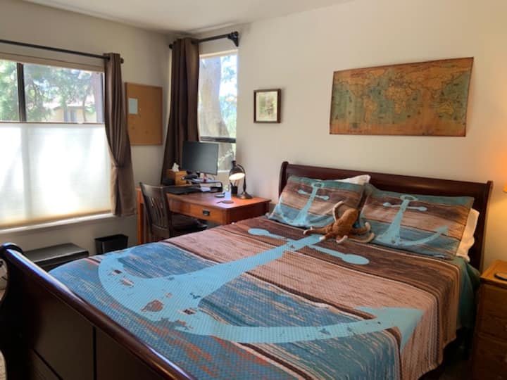 Dhoma e kapitenit me krevat dopio "queen", tavolinë pune dhe televizor inteligjent