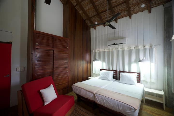 Bedroom #2  (main).
A double queen bed.
A one-person bed.
Total 3
Air conditioning.
Ceiling fan.
Closet