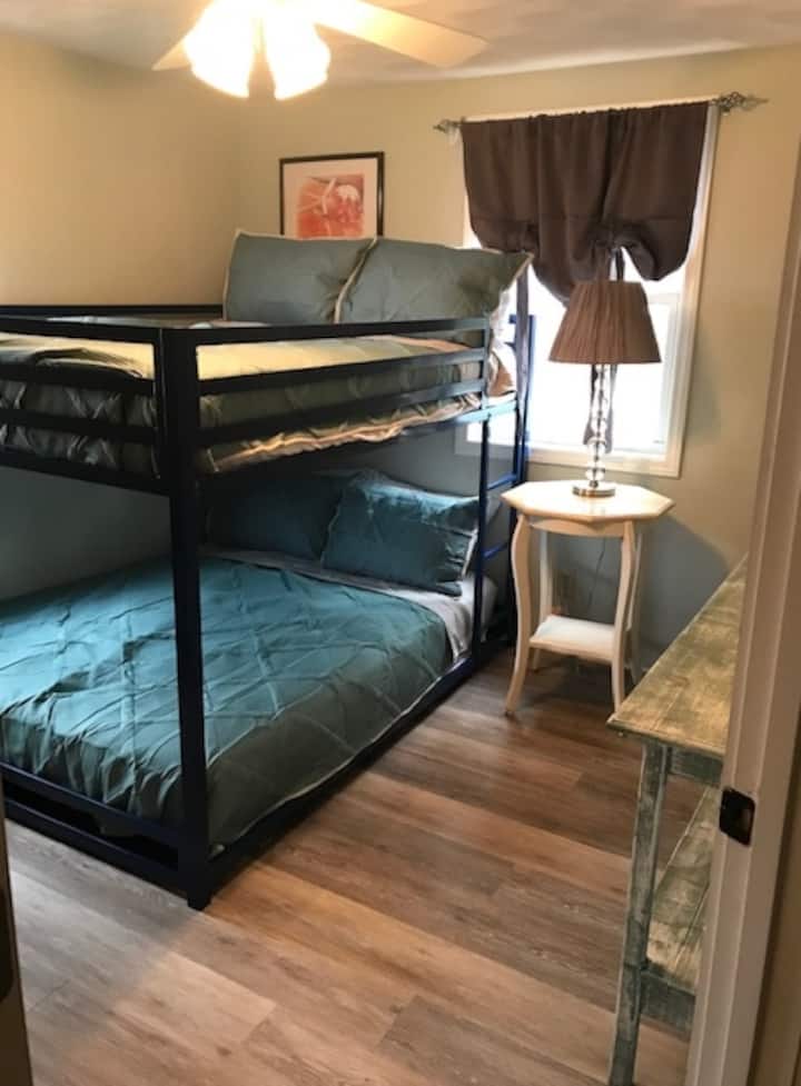 מיטות בגודל מלא בחדר השינה השני