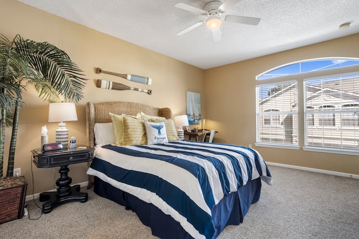 Segundo dormitorio con un baño adjunto que también tiene acceso desde el área de la cocina.