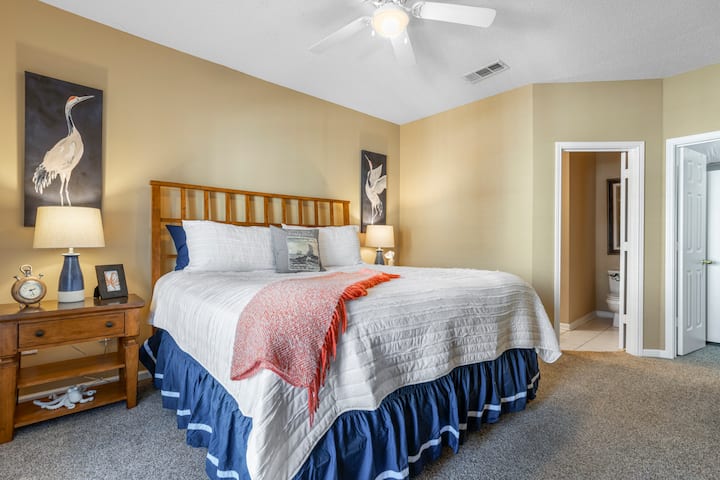 Dormitorio principal con cama tamaño king súper cómoda y baño adjunto