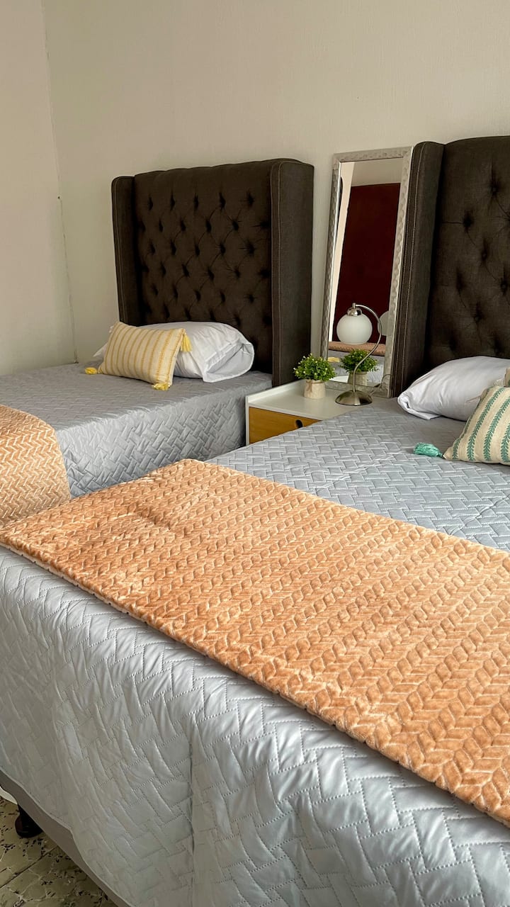 Chambre 2
1 lit double 
1 lit impérial 