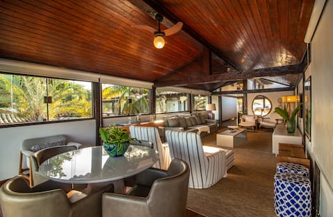 Successful Airbnb property: House with 5 En-suites on the sand of Ferradura Beach in Armação Dos Búzios