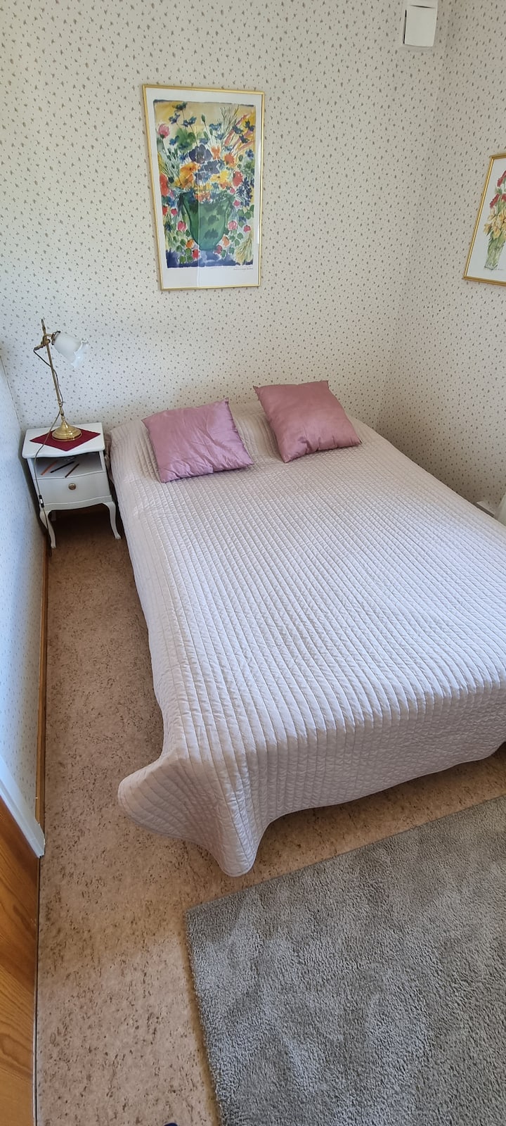 Spavaća soba s malim bračnim krevetom.