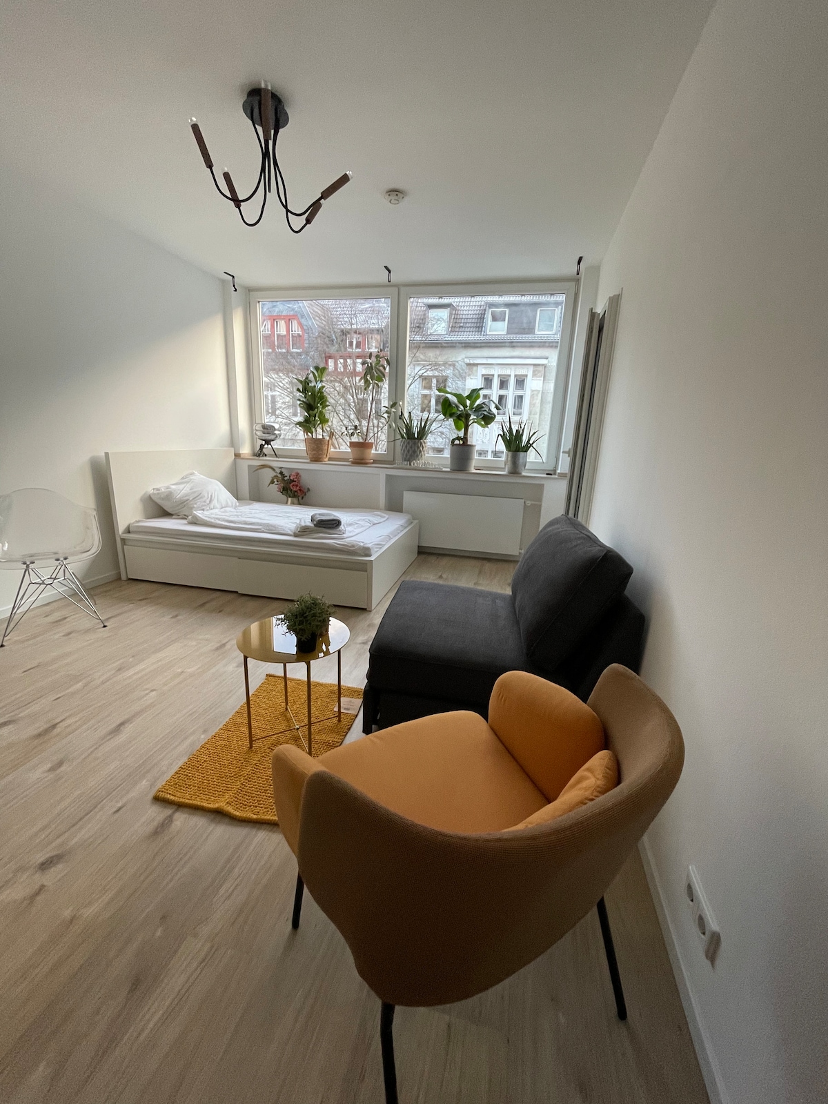 Top Airbnb: Be our first guest! Freshly refurbished studio in Friedrichstadt