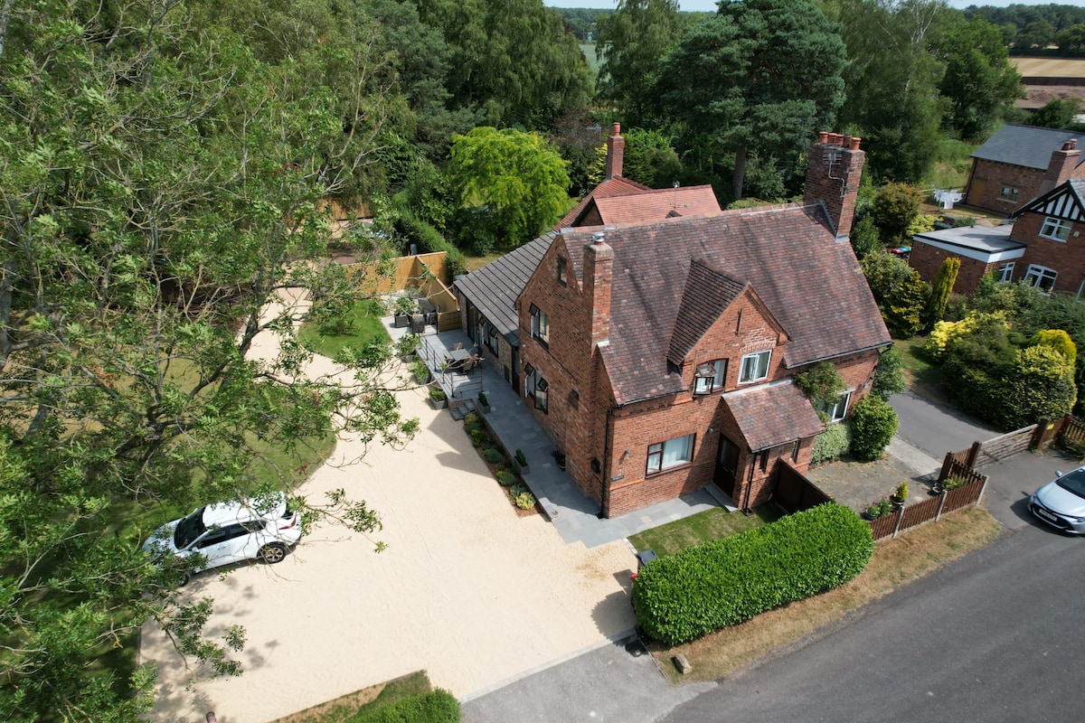 2 Bedroom Cottage at Oakmere — Cheshire holiday cottage photo 1