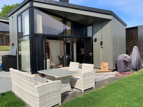 Modern mini cabin with hot tub, right on the beach