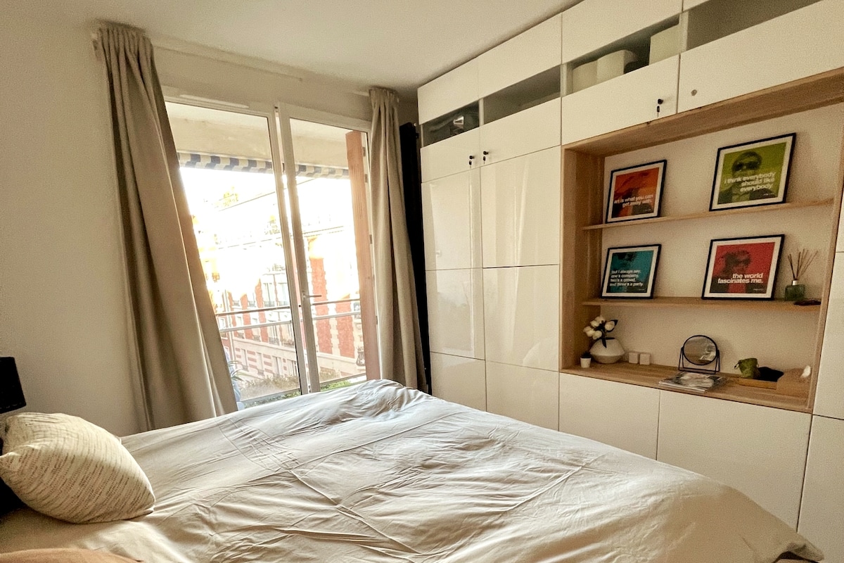 主卧配备加大双人床（ 200x200 ） ，以及带水力按摩的独立卫生间。
全新酒店品质床垫（来自威斯汀）。
大量衣柜可存放衣物。
可从主卧进入阳台