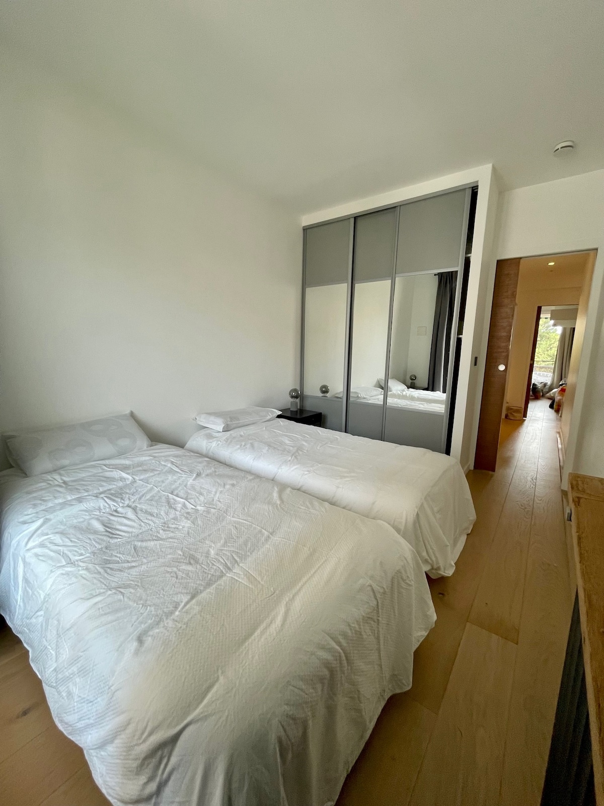 带衣柜和2张单人床的卧室： 90 x190
全新酒店式床垫。