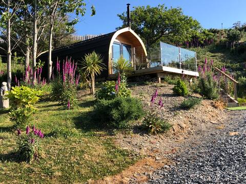 Top Airbnb: Luxury Glamping POD with own use hot tub in Criccieth