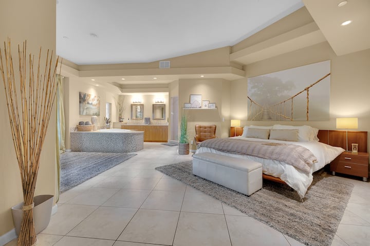 La habitación Zen cuenta con una cama tamaño king, un baño en la suite con una enorme ducha y una bañera de inmersión llena de techo, un vestidor completo y un sillón de masaje. También hay puertas francesas que conducen al área de estar al aire libre y a la piscina.