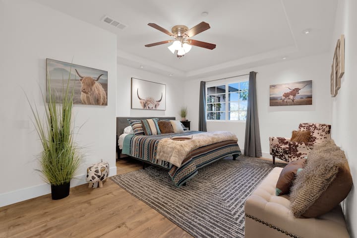 La habitación Cow cuenta con una cama tamaño king y un vestidor completo. Vistas de las montañas y el patio lateral.