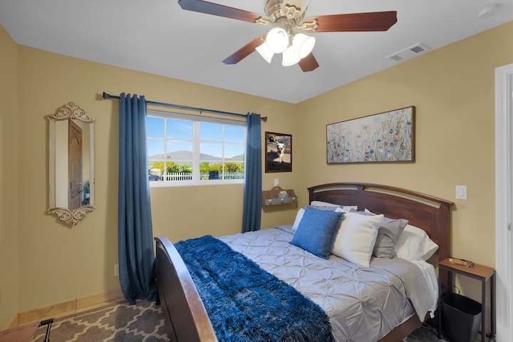 La habitación Donkey cuenta con un cama tamaño queen y un armario completo. También tiene acceso directo al exterior delantero de la casa.