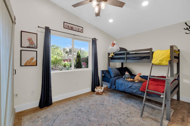 La sala de pollo cuenta con una litera doble de tamaño completo, área de escritorio y armario completo. Hermosas vistas a la piscina y al patio trasero. 