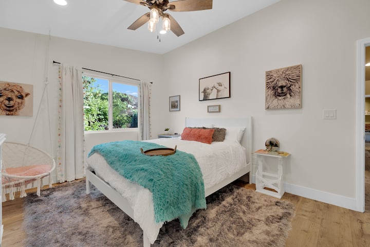 La habitación Alpaca cuenta con una cama tamaño queen, una silla colgante y un armario completo. ¡Incluso puedes ver nuestra alpaca residente, Tito, desde las ventanas cuando quiera saludar!