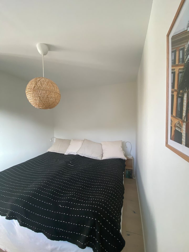 Nočný stolík s lampou na každej strane postele. 