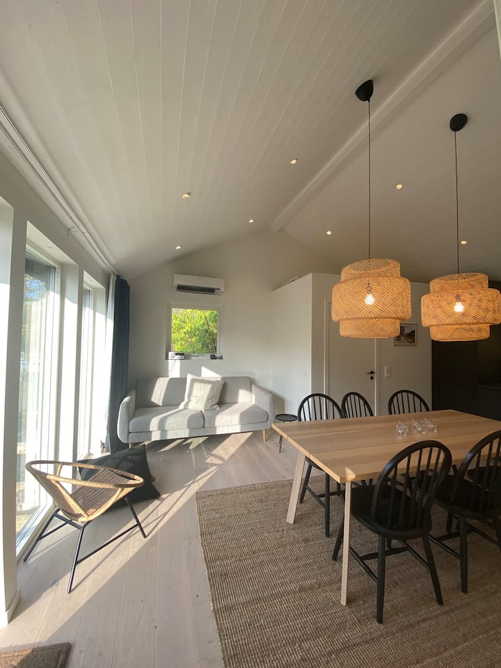 Celá obytná časť domu má asi 40 metrov štvorcových. 