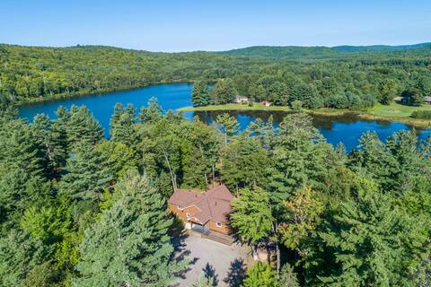 Beautiful Large 5bed 4bath Lakehouse in Bancroft