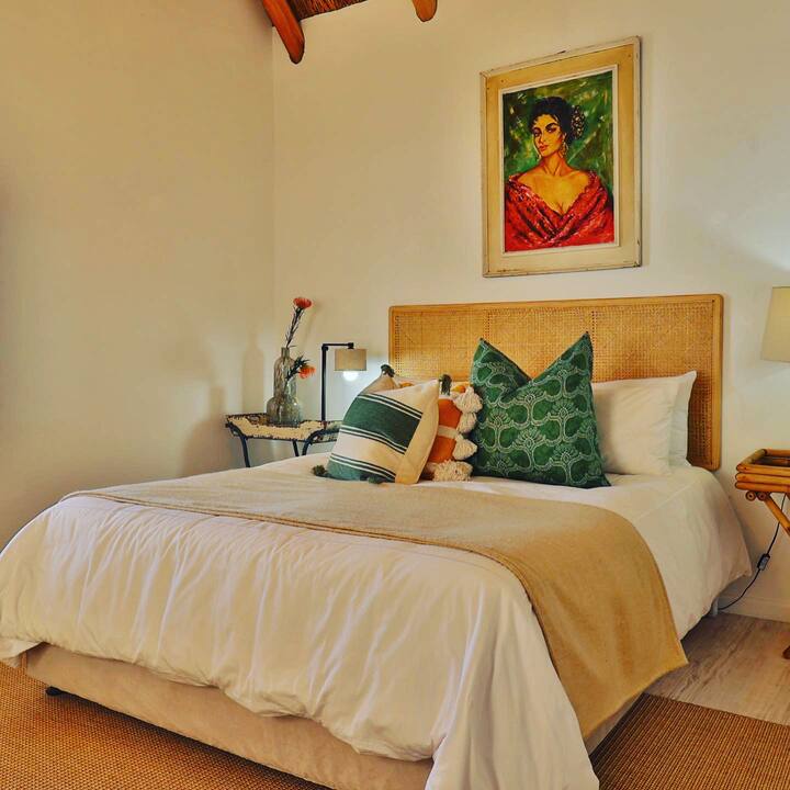 Guest bedroom with en-suite (shower) 

Build in cupboards 
Queen bed 
Electric blanket 
Loadshedding bedside lights