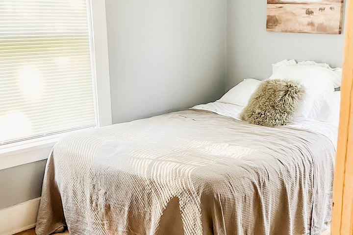 El dormitorio 2 cuenta con una cómoda cama de tamaño queen con ropa de cama fresca y mantas cálidas. Esta habitación recibe una gran luz natural y proporciona un buen lugar para que duerman 1-2 personas. 