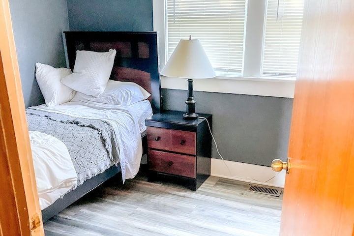 El dormitorio 3 tiene una cama doble con una pequeña mesa auxiliar con cajones para el almacenamiento. Esta habitación es perfecta para que ese huésped individual o niño duerma cómodamente. 