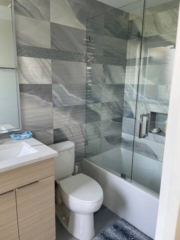 NEW! Lake & Skyline Views Kenwood CuldeSac+Parking gallery image 4