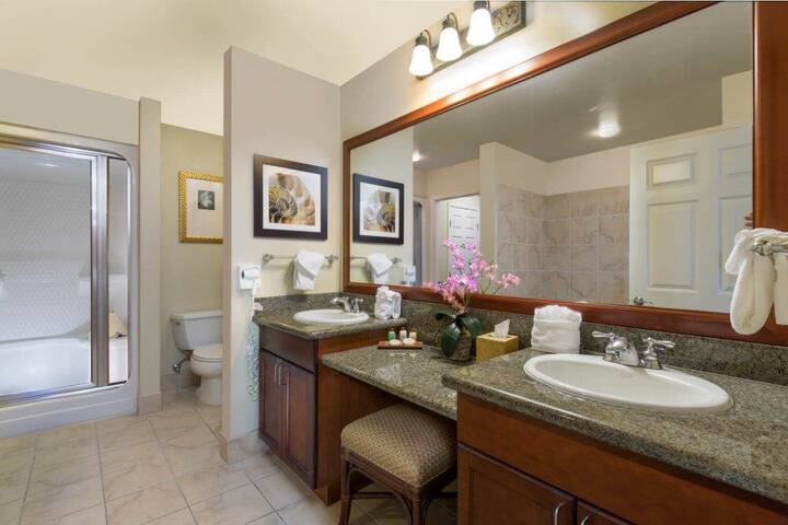 On Las Vegas Strip with Lazy River & Much More! gallery image 4