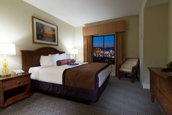 On Las Vegas Strip with Lazy River & Much More! gallery image 5