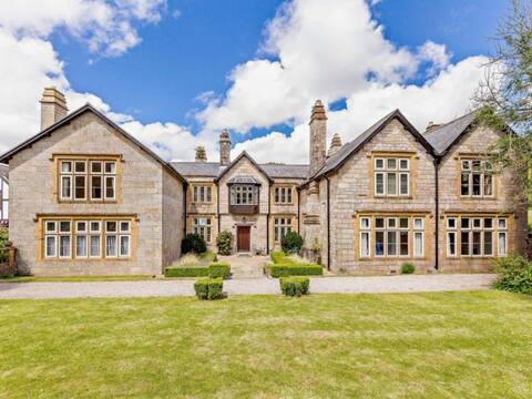 A beautiful apartment in a Manor House with Pool