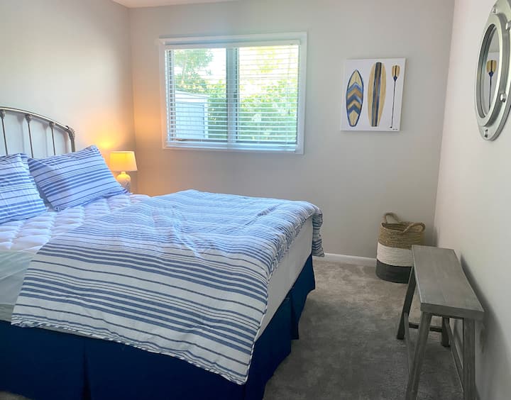 سرير حجم وسط في غرفة النوم الثانية