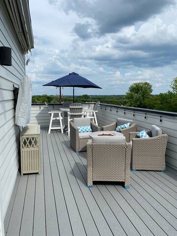 Beautiful 2 Bedroom corner Condo With Rooftop