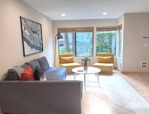 Cozy 2BD Bellevue Downtown Free Parking