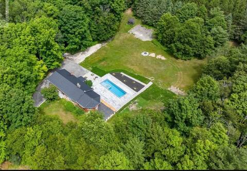 Spacious Getaway w/ Swiming Pool & hot tub