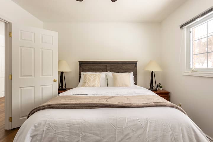 ห้องนอนแสนสบายพร้อมเตียงควีนไซส์และโต๊ะคู่!