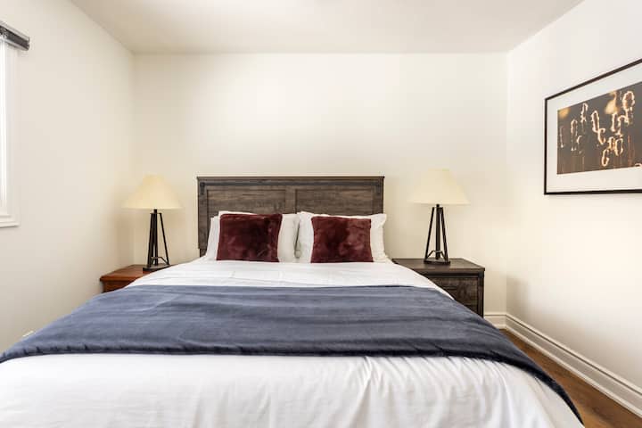 ห้องนอนแสนสบายพร้อมเตียงควีนไซส์และโต๊ะคู่!