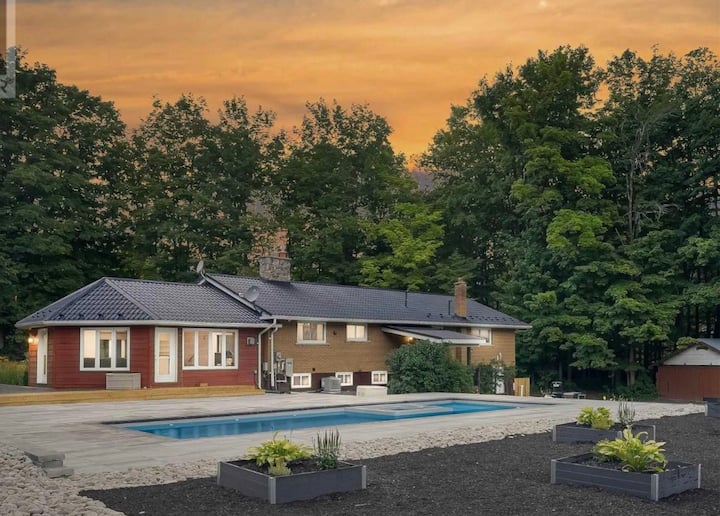 Spacious Getaway w/ Swiming Pool OR hot tub