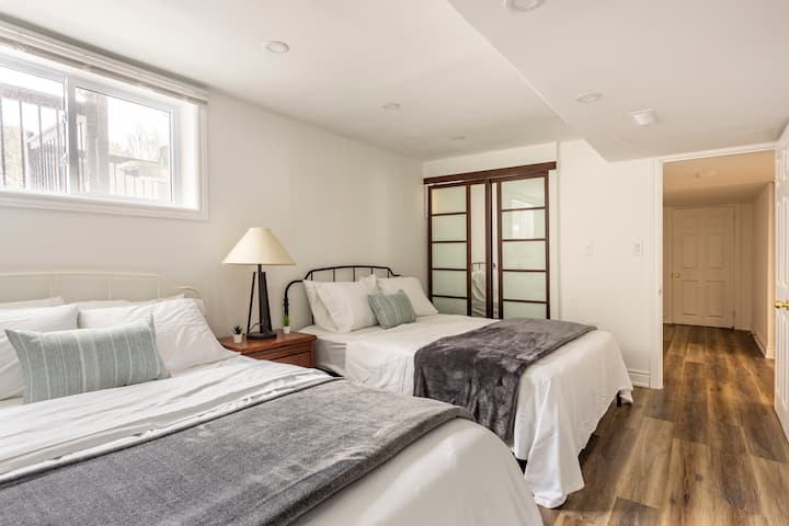 ห้องนอนชั้นล่างพร้อมเตียงที่อบอุ่น 2 เตียง!