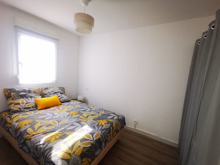 ห้องนอนพร้อมห้องแต่งตัว (ชั้นวางของลิ้นชักและตู้เสื้อผ้า)