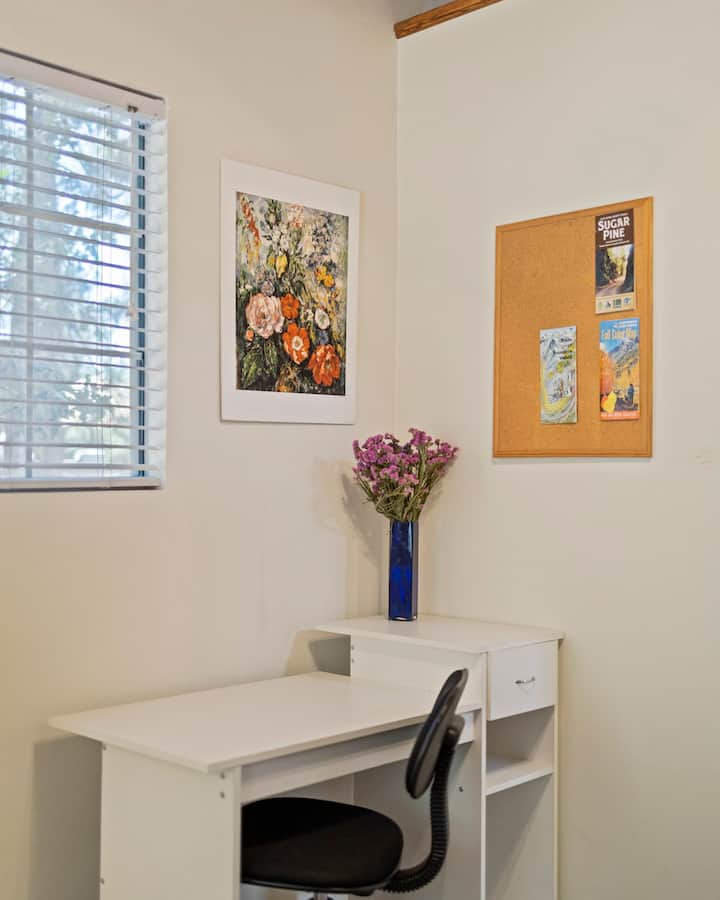 NEU: Kleine rote Hütte in Twain Harte, Kingsize-Bett - Airbnb