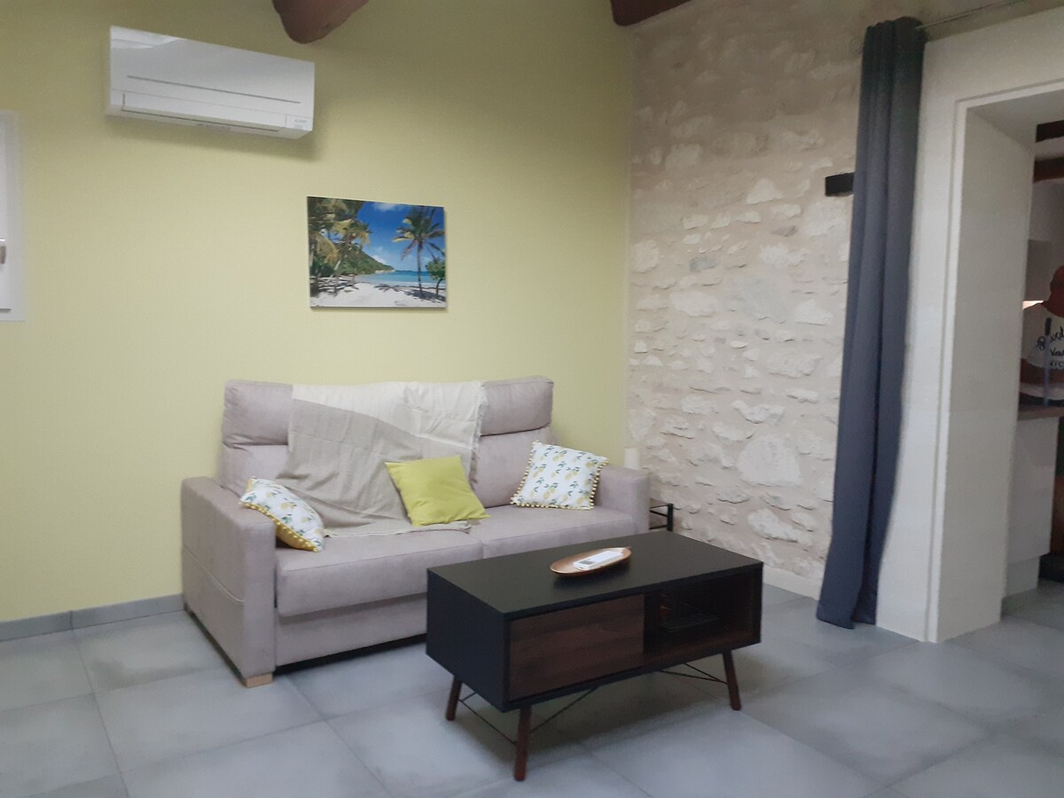 Prostor za opuštanje s kaučem koji se pretvara u krevet