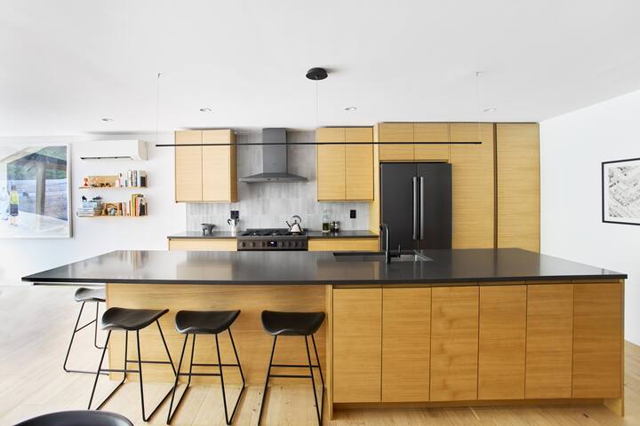 Stylish and Spacious Home – Ideal for Adult Family gallery image 3