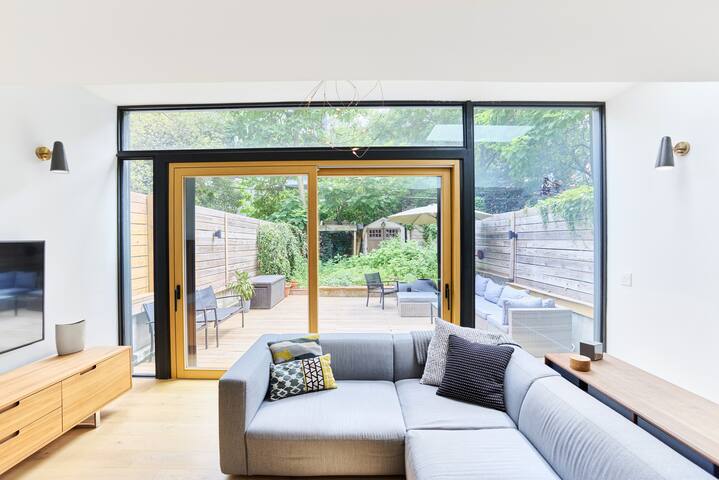 Stylish and Spacious Home – Ideal for Adult Family gallery image 2