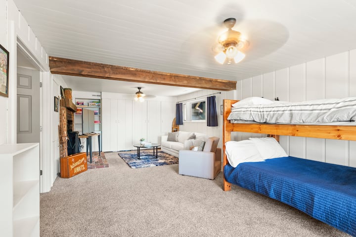 Dnevni boravak/soba na kat u prizemlju s pametnim TV-om.
Ima bračne krevete na kat, kauč na razvlačenje i stolicu na krevet.
Ima i odličan pogled!  Otvara se na donju terasu.