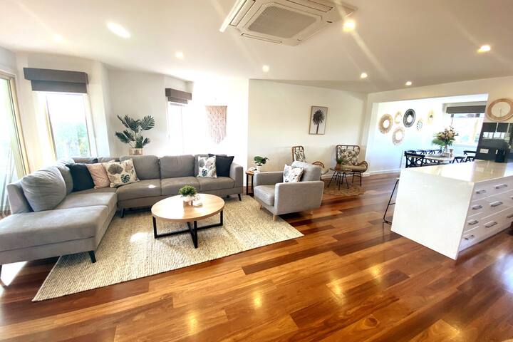 Torquay – 800m to Front Beach Modern 4 Br/8 Beds